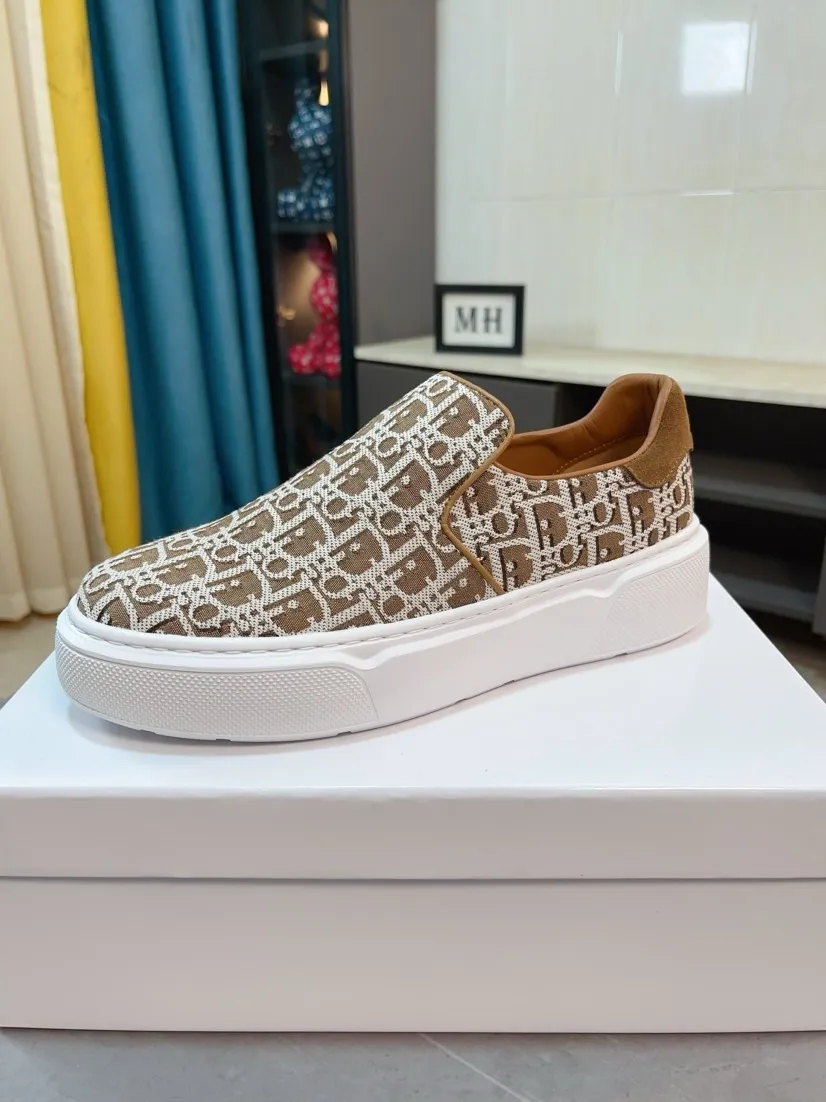 Men's men's shoes 💰380🌸🌸[Dior] 25ss new product B01 moral training shoes. The toe dimension design of the couple's style is a bit wider. The upper foot comfort is perfect. The threads are beautiful. Perfectly adaptable to trousers. Decorated with various classic details. It is an ideal choice for daily styling. Can be matched with various casual items to create exquisite looks. Fabric: top layer cowhide/lining sheepskin TPU original outsole Code number: 38-44, 45 customized
